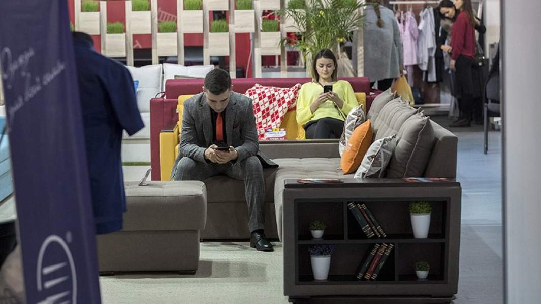 Мужчина и женщина с мобильными телефонами