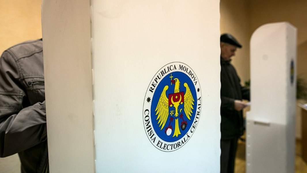 Избиратель на одном из участков в Молдавии