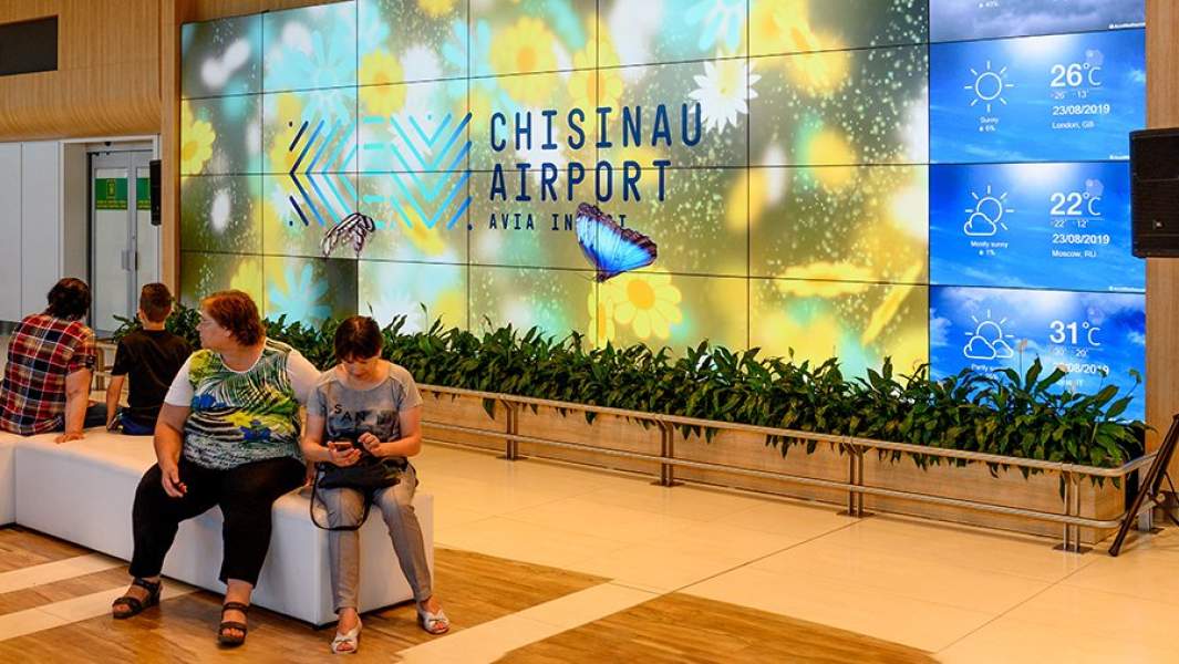 Пассажиры в международном аэропорту Кишинева