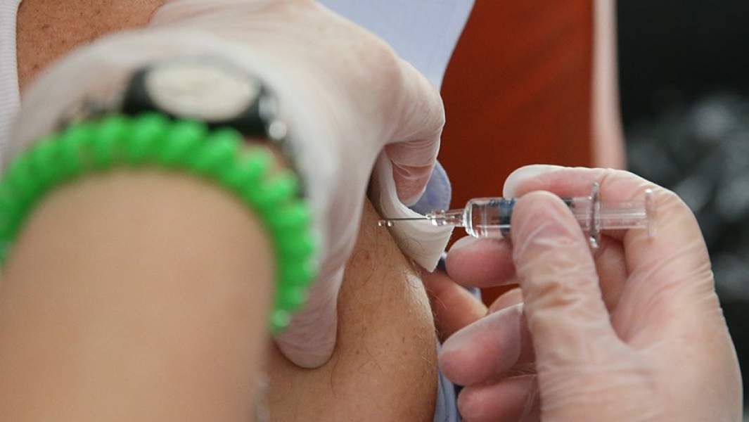 Горожане во время прививочной кампании против гриппа