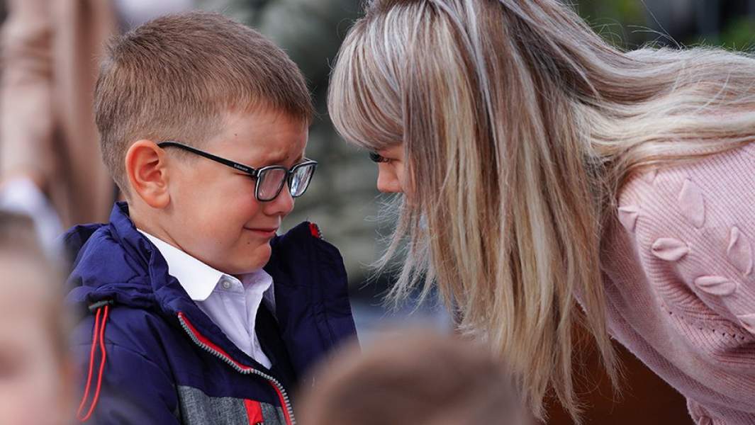 Ученик школы плачет