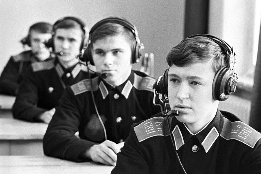 Воспитанники Калининского суворовского военного училища во время занятий в кабинете иностранных языков