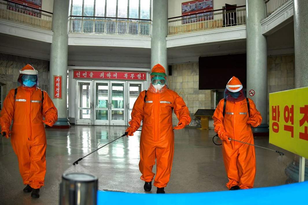 Дезинфекция вокзала в Пхеньяне во время эпидемии коронавируса