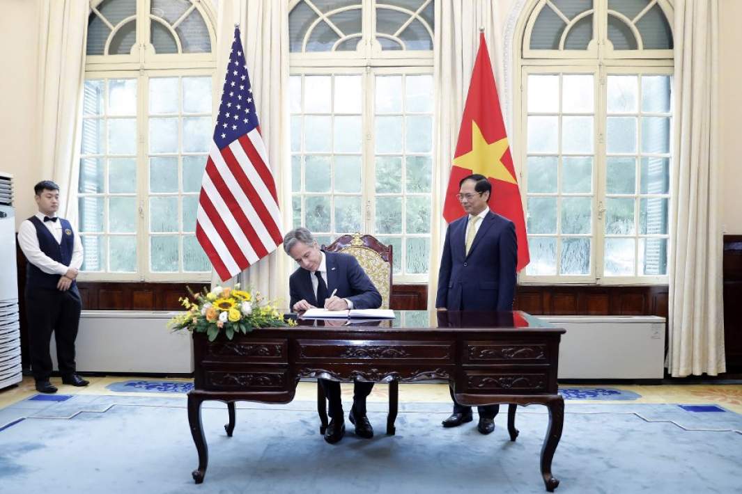 Госсекретарь США Энтони Блинкен и министр иностранных дел Вьетнама Буй Тхань Шон во время подписания гостевой книги в Доме приемов, Ханой, Вьетнам, апрель 2023 года