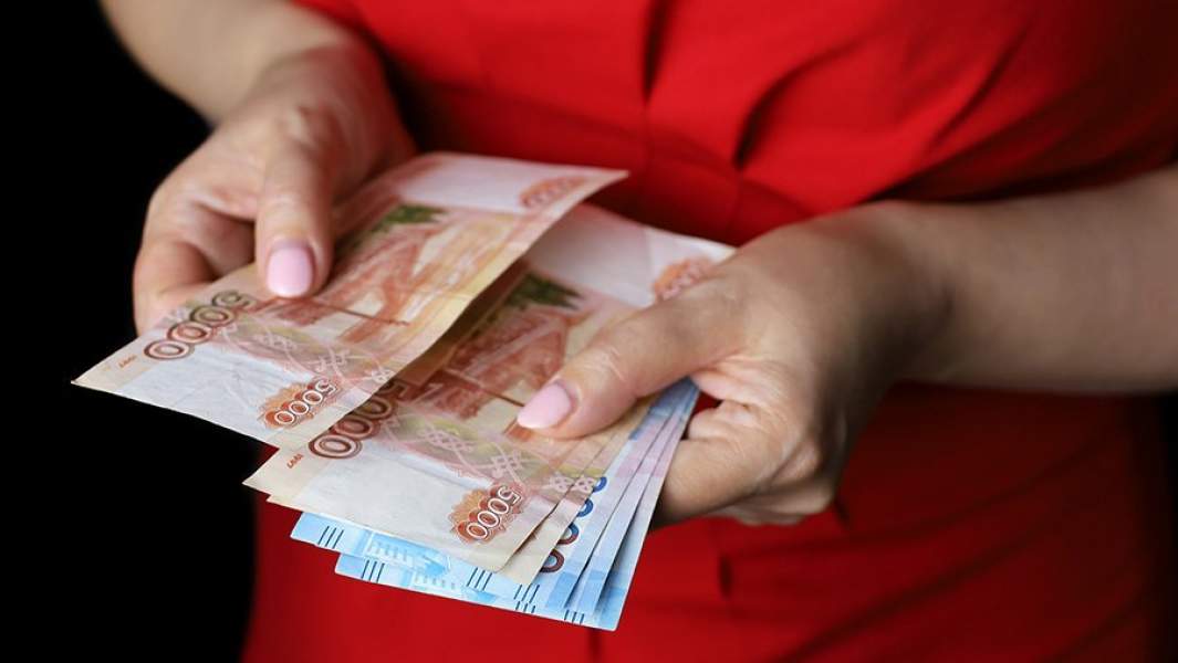 купюры в женских руках