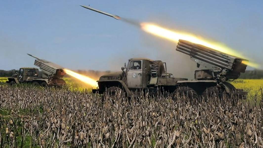 Расчеты реактивных систем залпового огня «Град» ведут огонь по позициям ВСУ