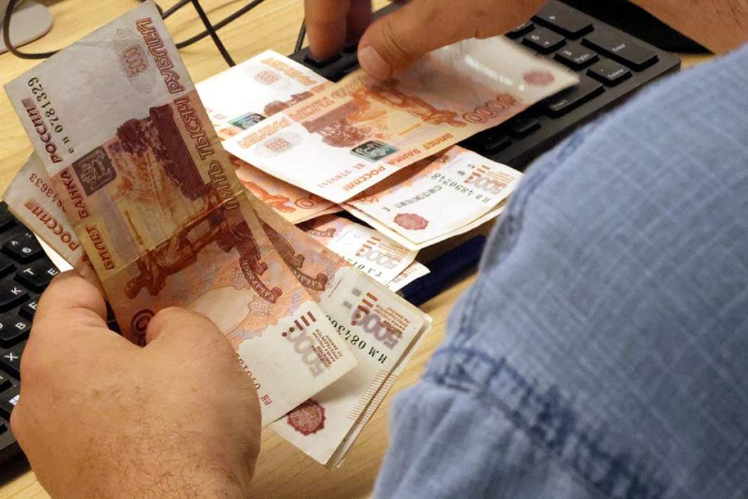Пересчет банкнот номиналом 5000 российских рублей
