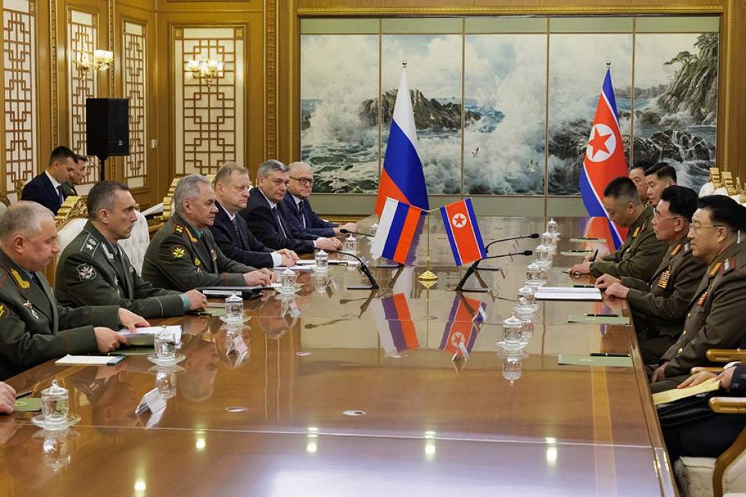Встреча министра обороны РФ Шойгу и министра обороны КНДР Нама в июле 2023 года