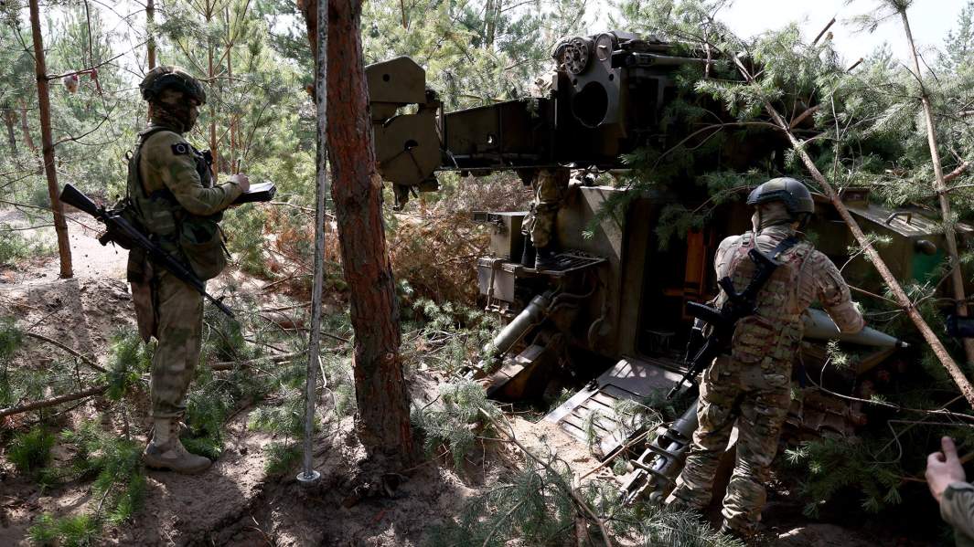 Militares de la tripulación del obús autopropulsado Hyacinth-S durante el trabajo de combate desde posiciones cerradas en la zona NVO