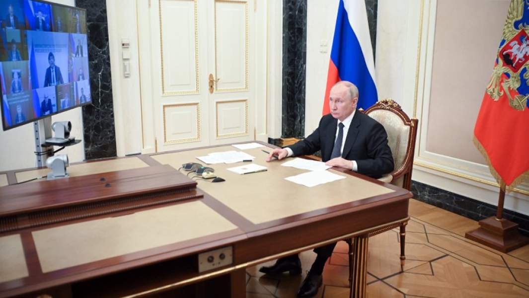 Владимир Путин во время совещания с членами правительства