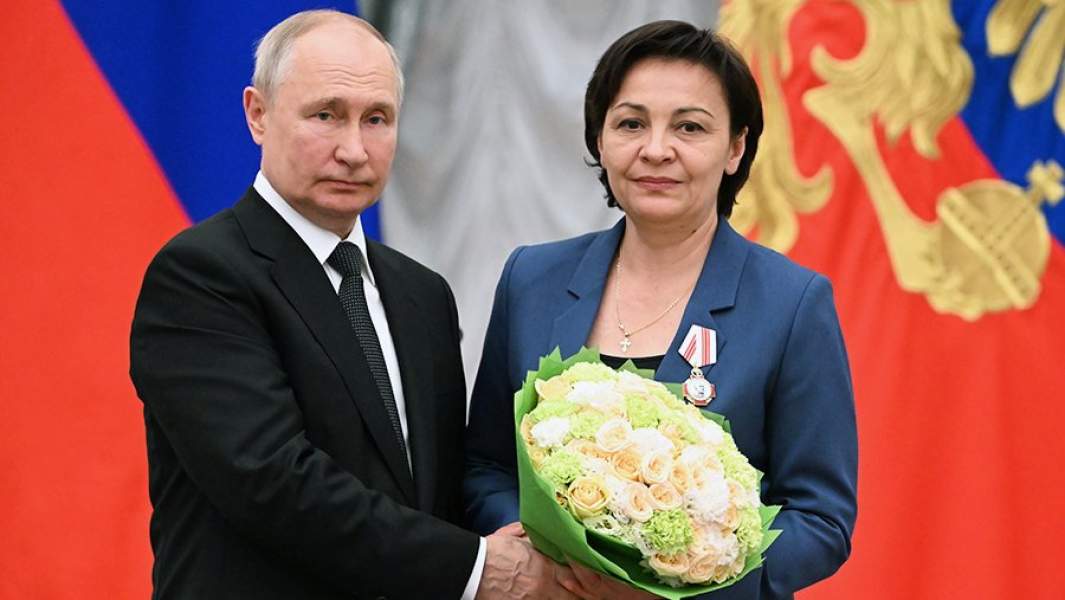 Владимир Путин и врач общества с ограниченной ответственностью «Нейрохирургический центр имени профессора Г.С. Тиглиева «Новые технологии»» Елена Шевченко, награжденная орденом Пирогова