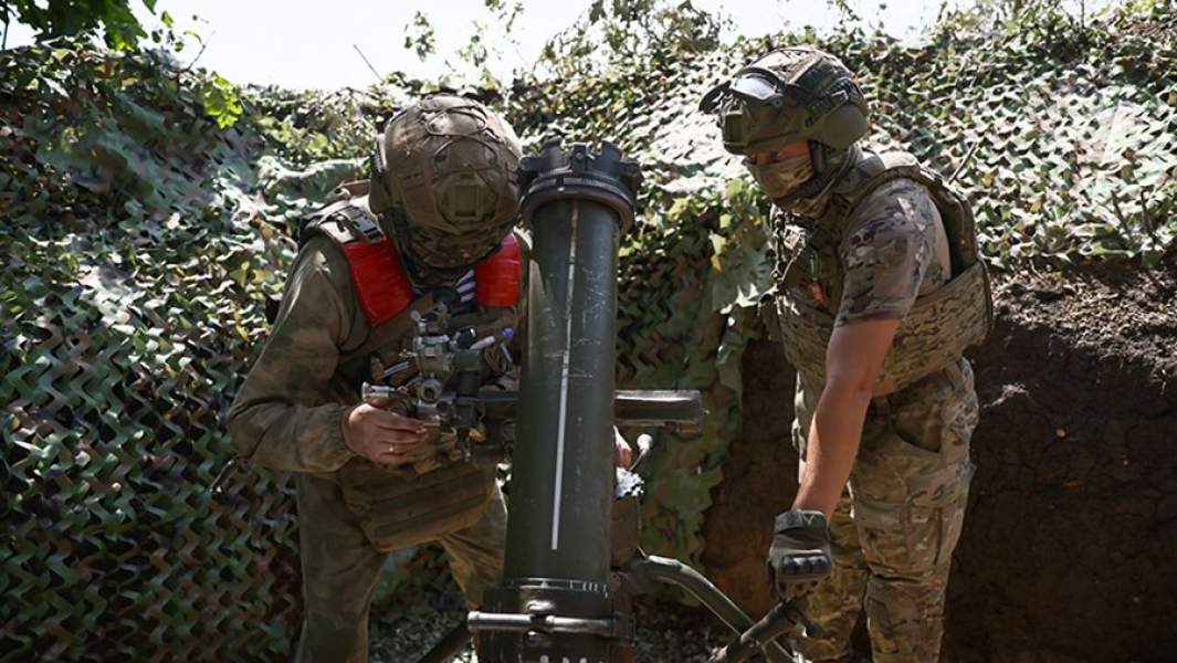 Военнослужащие расчета 120-мм миномета на позиции между границей ЛНР и Харьковской области