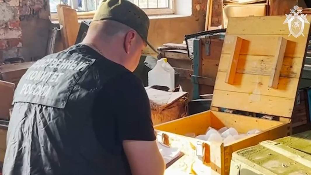 Сотрудники Следственного комитета РФ во время обыска на территории склада фирмы «Пиро-Росс»