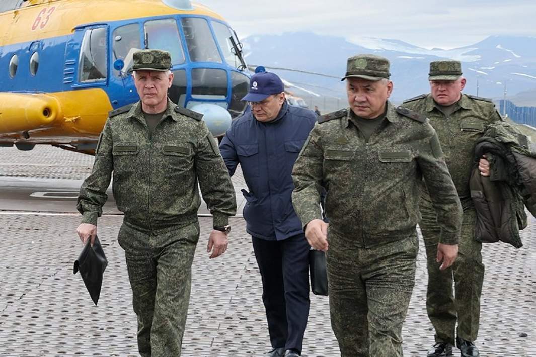 Министр обороны РФ Сергей Шойгу во время поездки на архипелаг Новая Земля