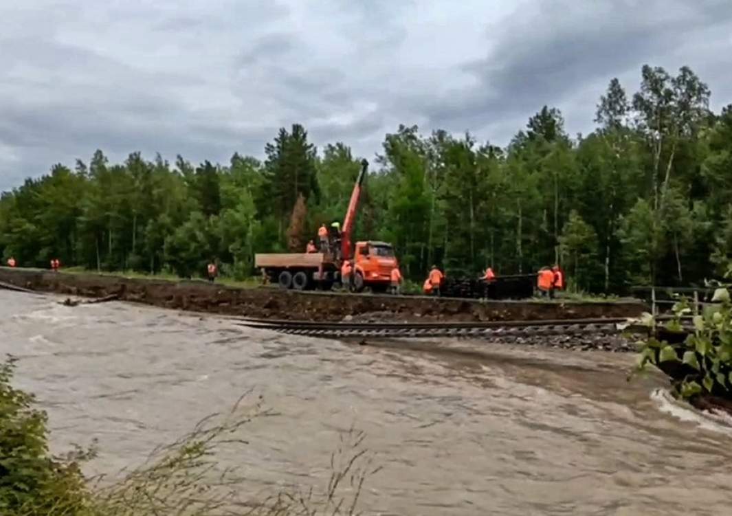 Восстановительные работы на месте размыва на Байкало-Амурской магистрали в Бурятии