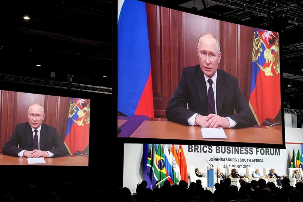 Владимир Путин во время диалога лидеров бизнес-форума БРИКС в режиме видеоконференции на полях саммита БРИКС