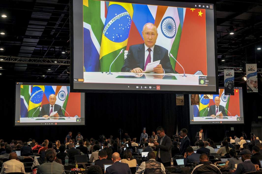 Президент России Владимир Путин участвует в заседании саммита БРИКС по видеосвязи 