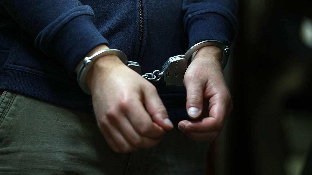 Наручники, в суде