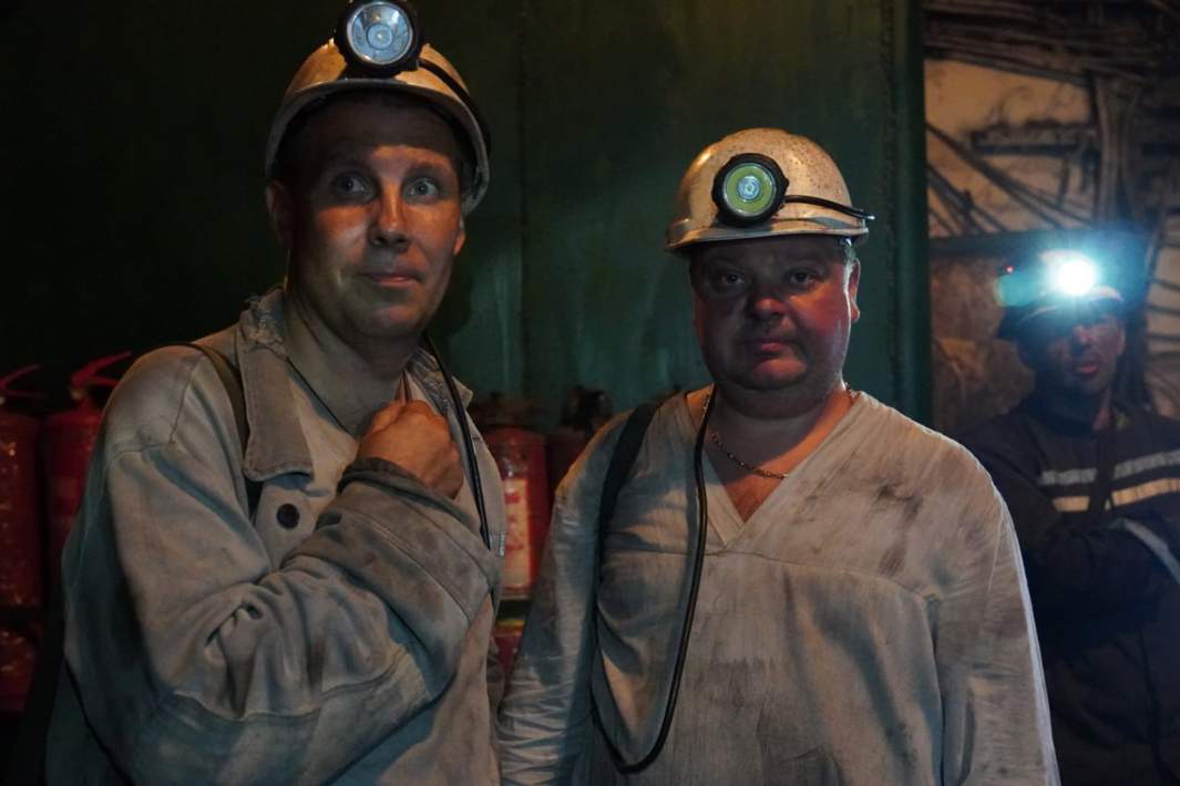 Слева - главный инженер шахтоуправления им. Лутугина Денис Найдёнов