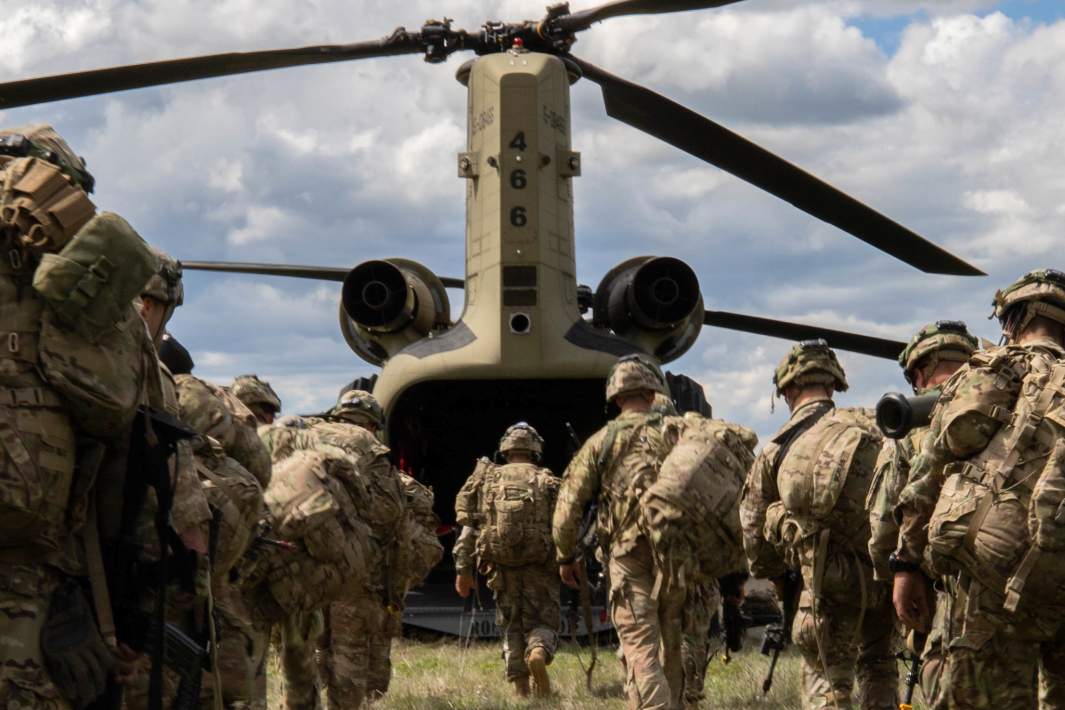 Солдаты ВС США во время погрузки в транспортный вертолет