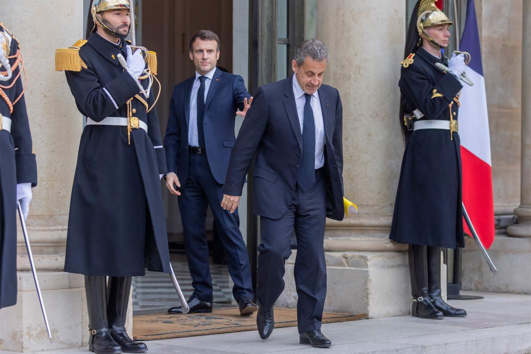 Президент Франции Эммануэль Макрон и Николя Саркози