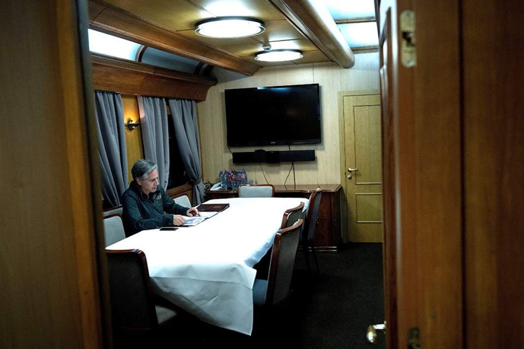 Госсекретарь США Энтони Блинкен в вагоне поезда, направляющегося в Киев
