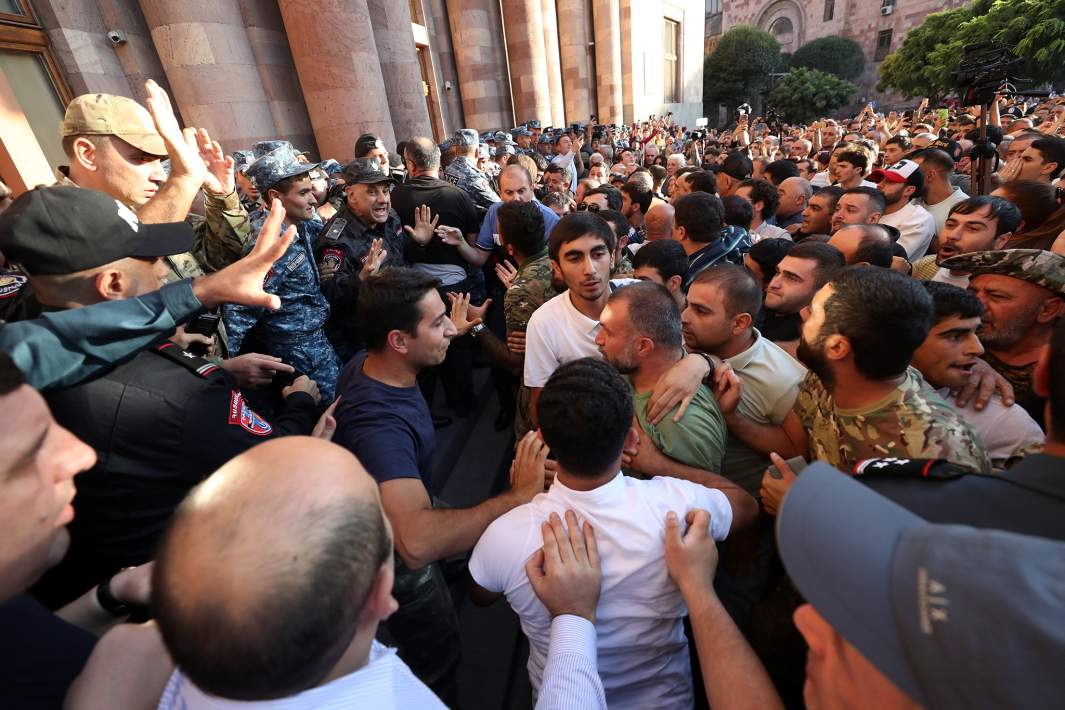 Протестующие у здания правительства, после того как Азербайджан начал военную операцию в регионе Нагорного Карабаха