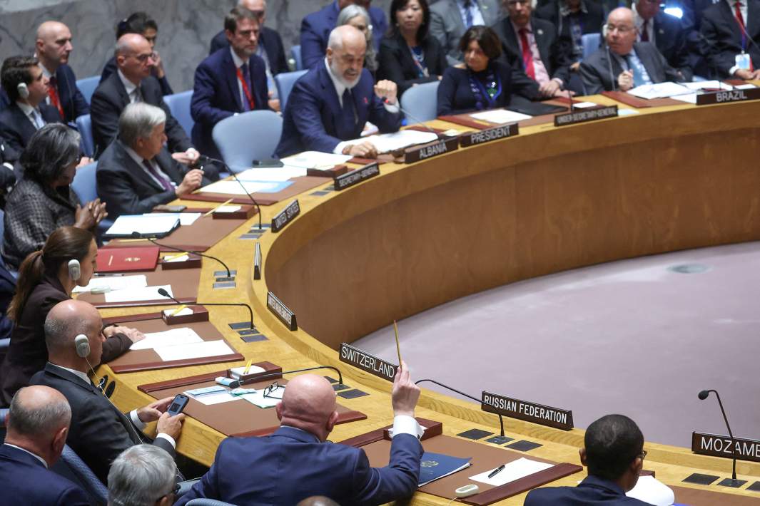 Посол России в ООН Василий Небензя поднимает карандаш, чтобы прервать выступление премьер-министра Албании Эди Рамы в штаб-квартире ООН в Нью-Йорке, 20 сентября 2023 года