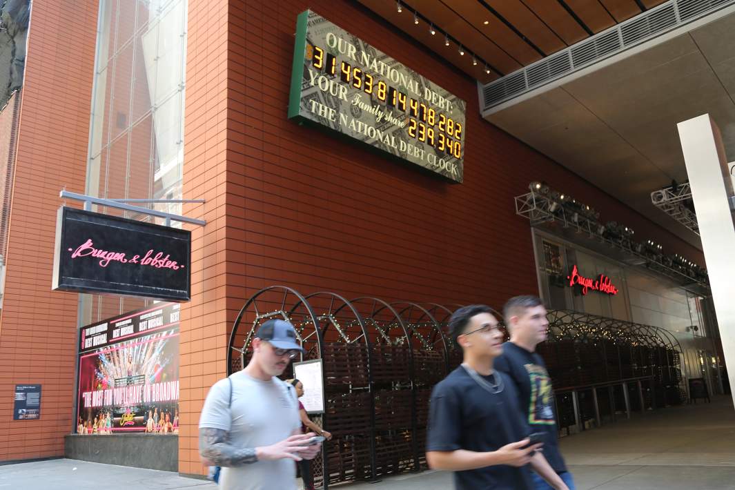 Счетчик госдолга США на одной из улиц Нью-Йорка