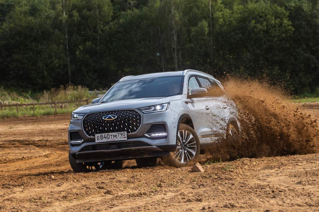 Новая система полного привода от ZF на внедорожных возможностях кроссовера не сказалась: при интенсивных пробуксовках автомобиль по-прежнему склонен к перегреву муфты в трансмиссии