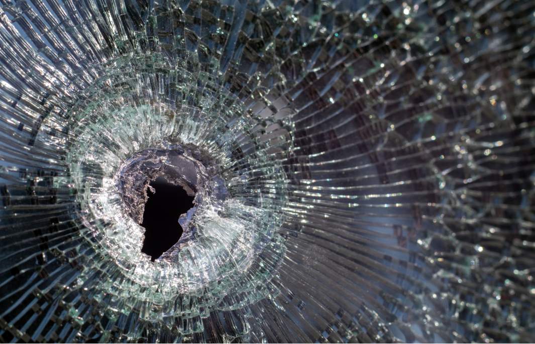 разбитое выстрелом стекло