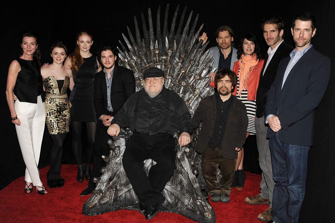 Джордж Р. Р. Мартин с актерским составом и сценаристами сериала «Игра престолов», Калифорния, США, 2013 год