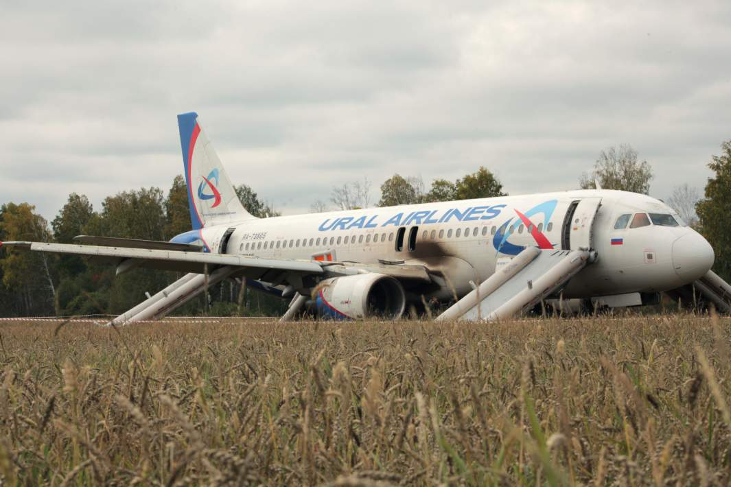 Пассажирский самолет Airbus A320 «Уральских авиалиний»