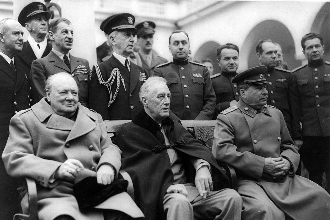 Уинстон Черчиль, Франклин Рузвельт и Иосиф Сталин на Ялтинской конференции в феврале 1945 года. В Ялте была начата реализация идеи ООН