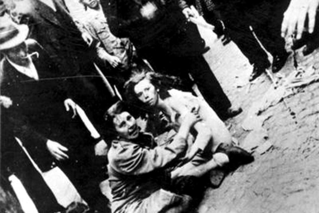 Еврейские женщина и девочка подвергаются издевательствам со стороны украинских погромщиков