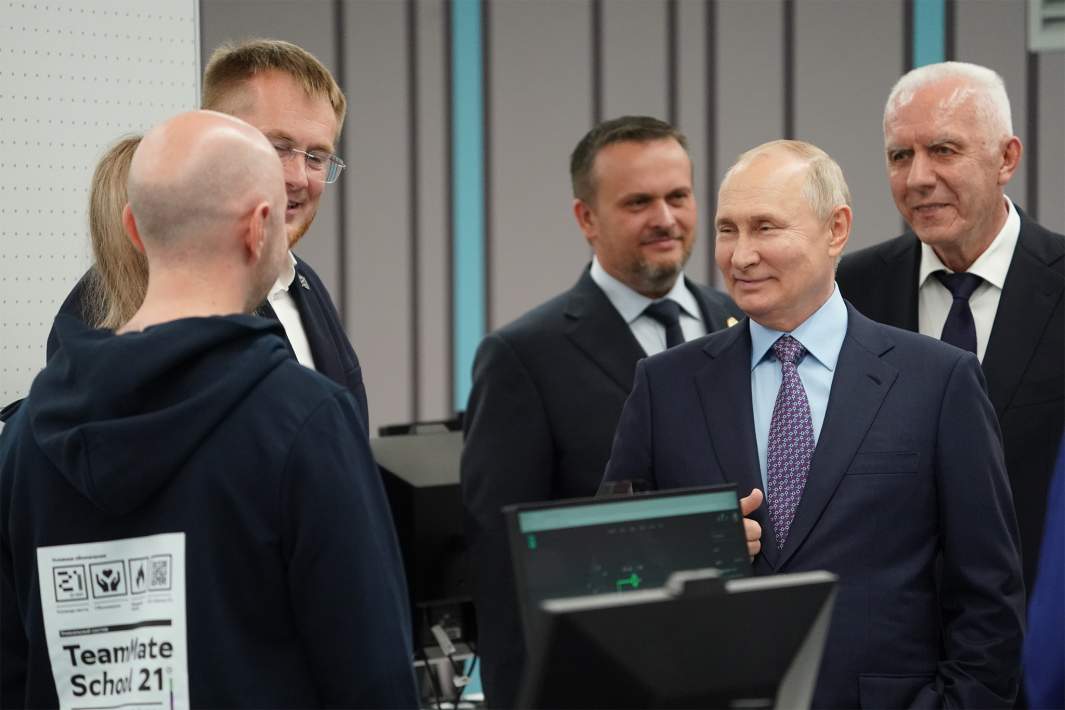 Владимир Путин посетил кампус «Школы 21» по программированию