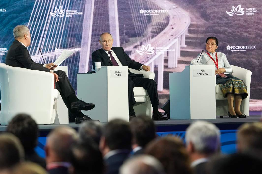 Президент России Владимир Путин и вице-президент Лаоса Пани Ятхоту на пленарном заседании ВЭФ, 12 сентября 2023 года