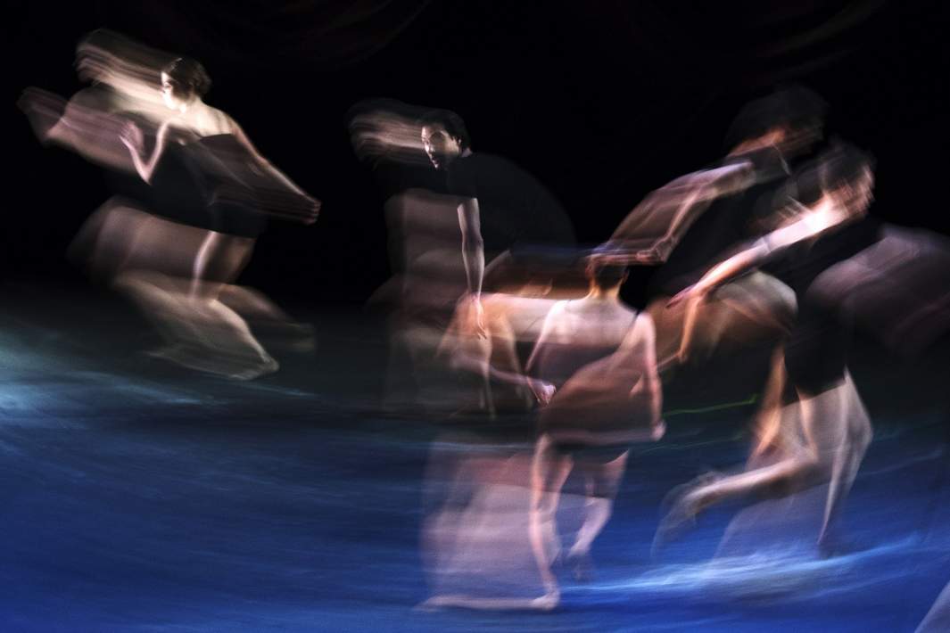 Сцена из балета "Белая тьма" хореографа Начо Дуато