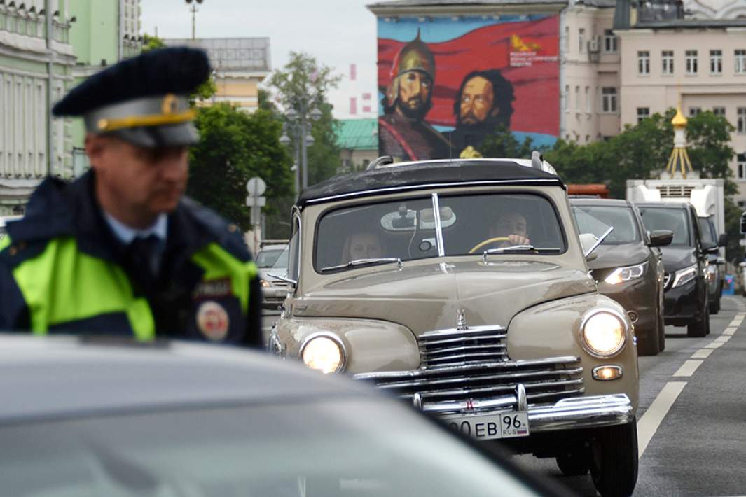Легковой автомобиль «Победа» ГАЗ М-20Б принимает участие в ралли старинных автомобилей