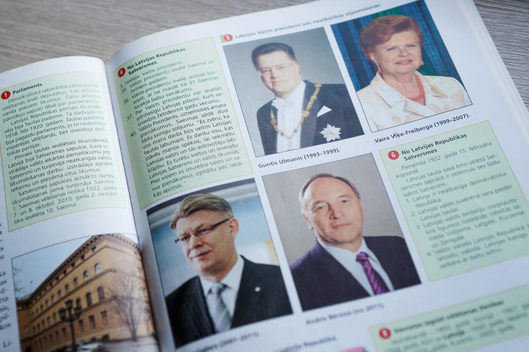 Страницы учебника, по которому учатся дети в школе в Латвии