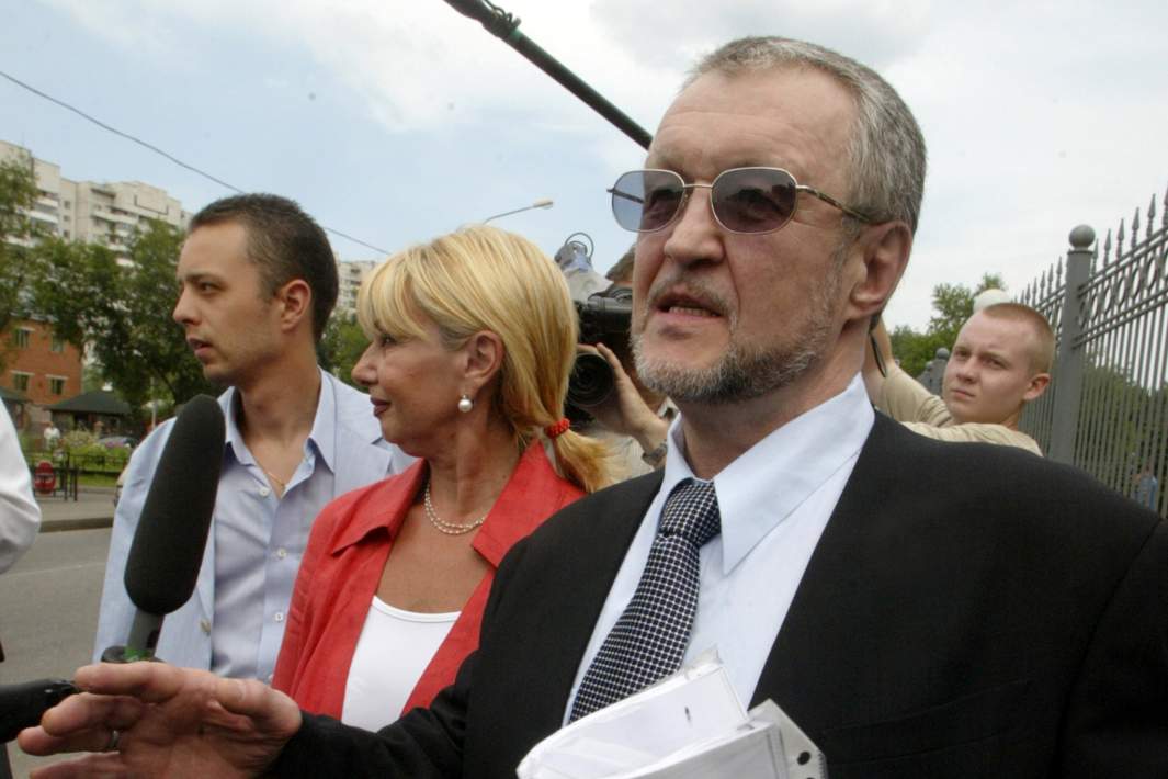 Вячеслав Иваньков по кличке Япончик с супругой Фаиной Комиссар у здания Мосгорсуда в июле 2005 года