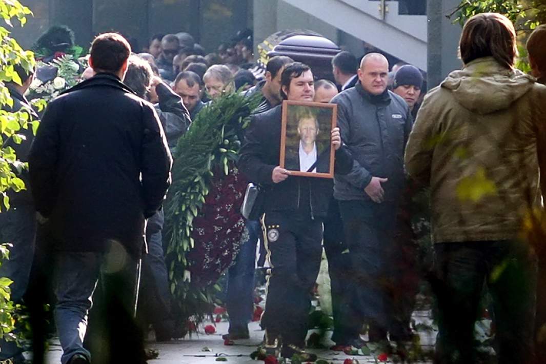 роб с телом Вячеслава Иванькова (Япончика) несут к месту захоронения на Ваганьковском кладбище в Москве