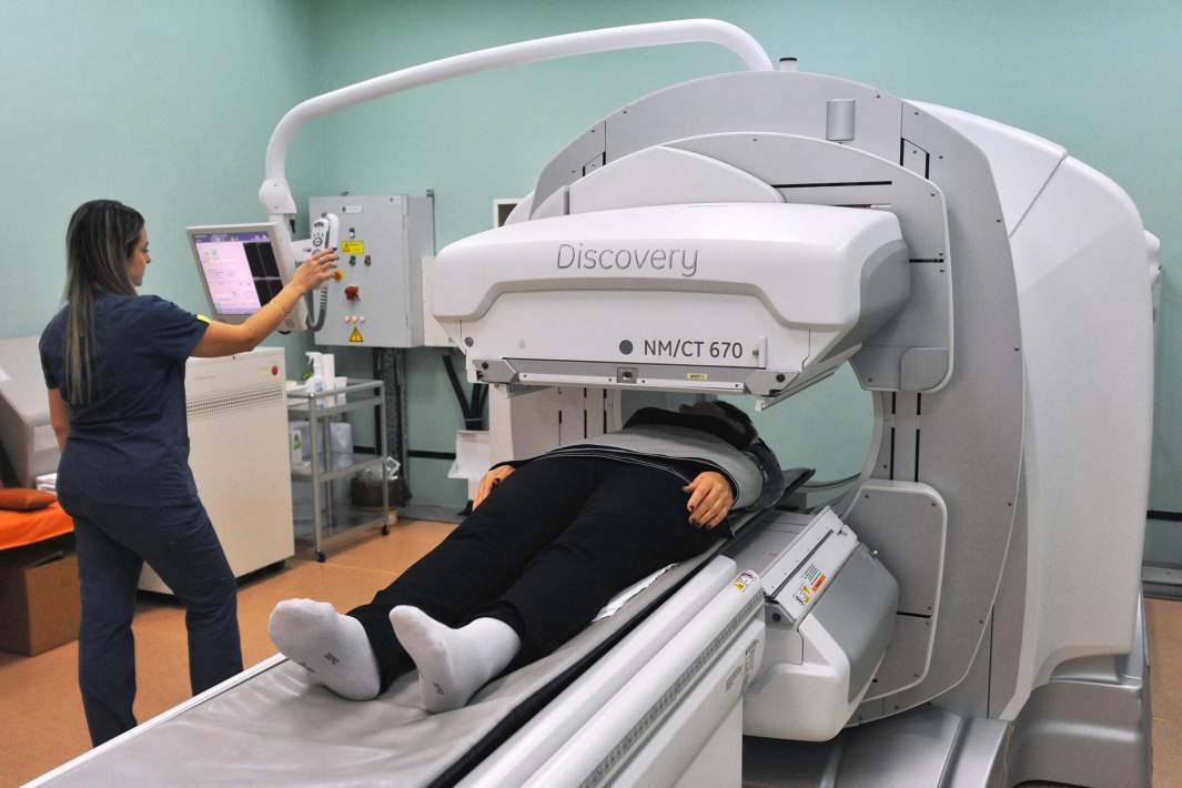 Пациент проходит обследование на компьютерном томографе