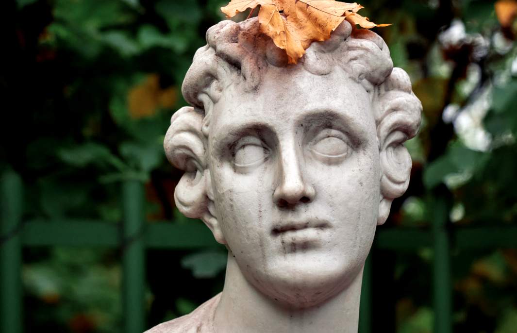 статуя с листиком на голове