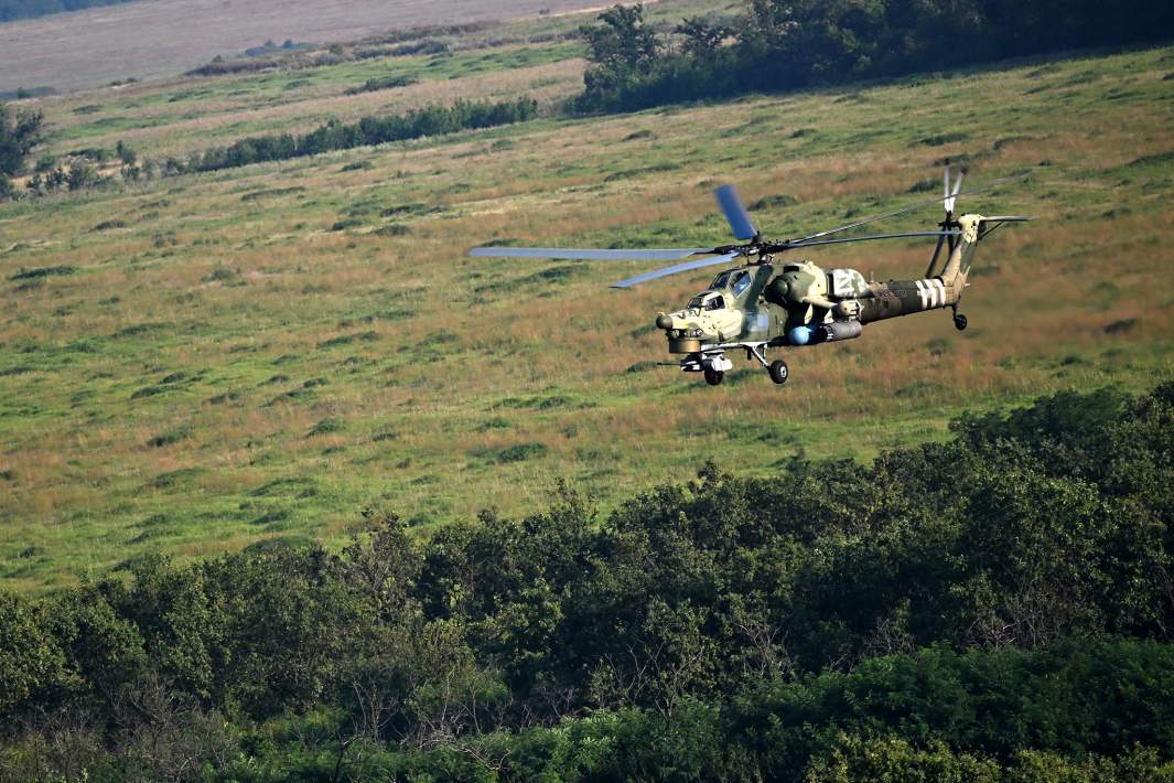 Вертолет Ми-28 во время боевого вылета в зоне специальной военной операции
