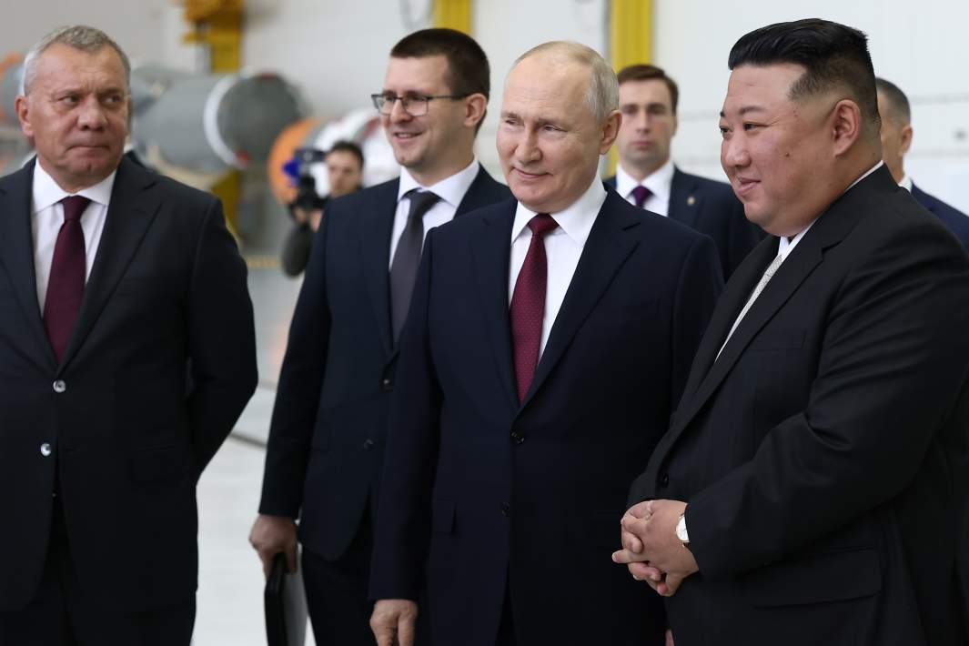 Президент РФ Владимир Путин и председатель Государственного совета КНДР Ким Чен Ын на космодроме Восточный. 13 сентября 2023 года