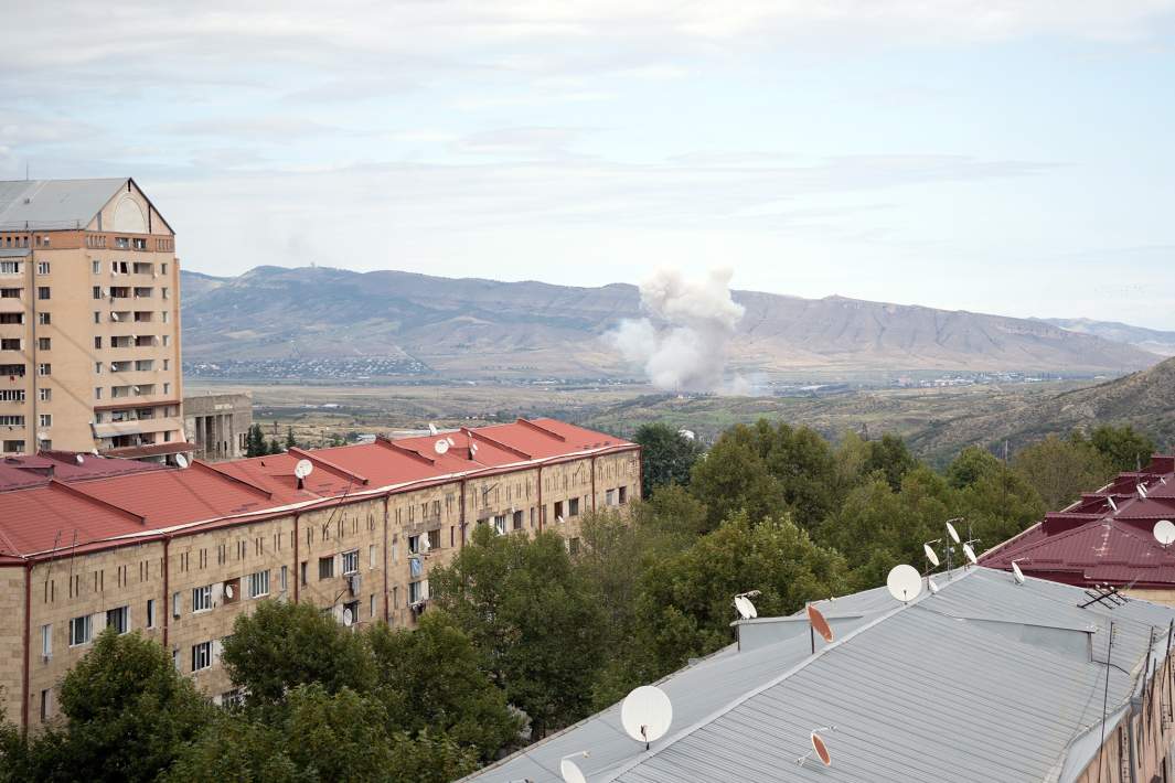 Дым в окрестностях Степанакерта в Нагорном Карабахе, 19 сентября 2023 года