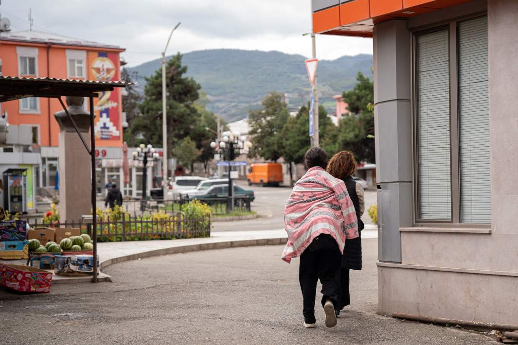 Жители на улице Степанакерта в Нагорном Карабахе, 19 сентября 2023 года