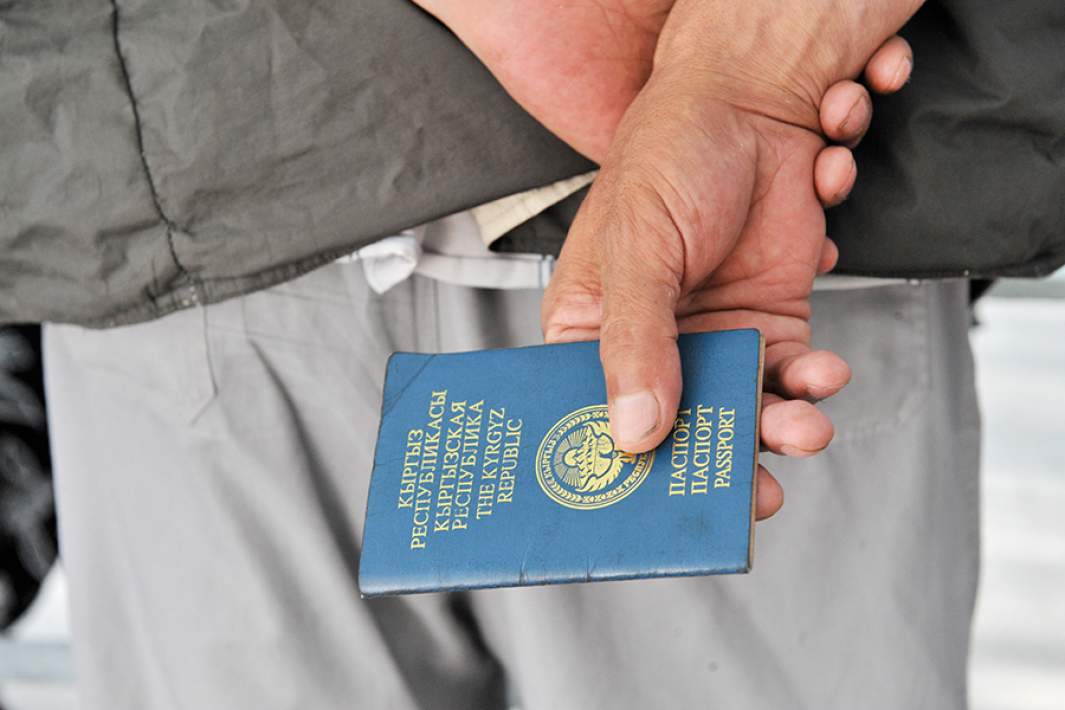 Паспорт гражданина Киргизии в руках мужчины