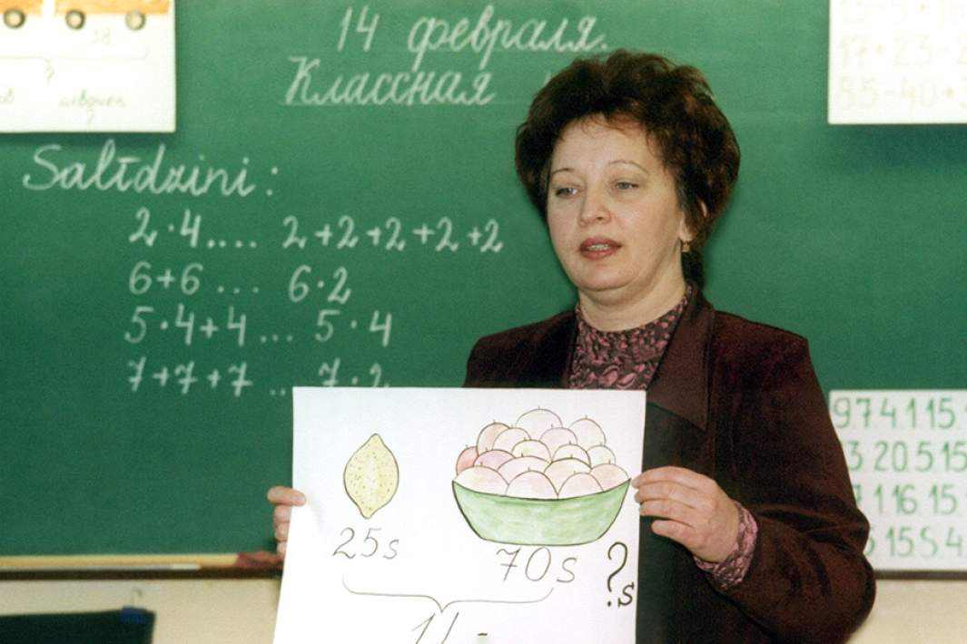 Учитель математики проводит урок для второклассников в одной из школ Латвии